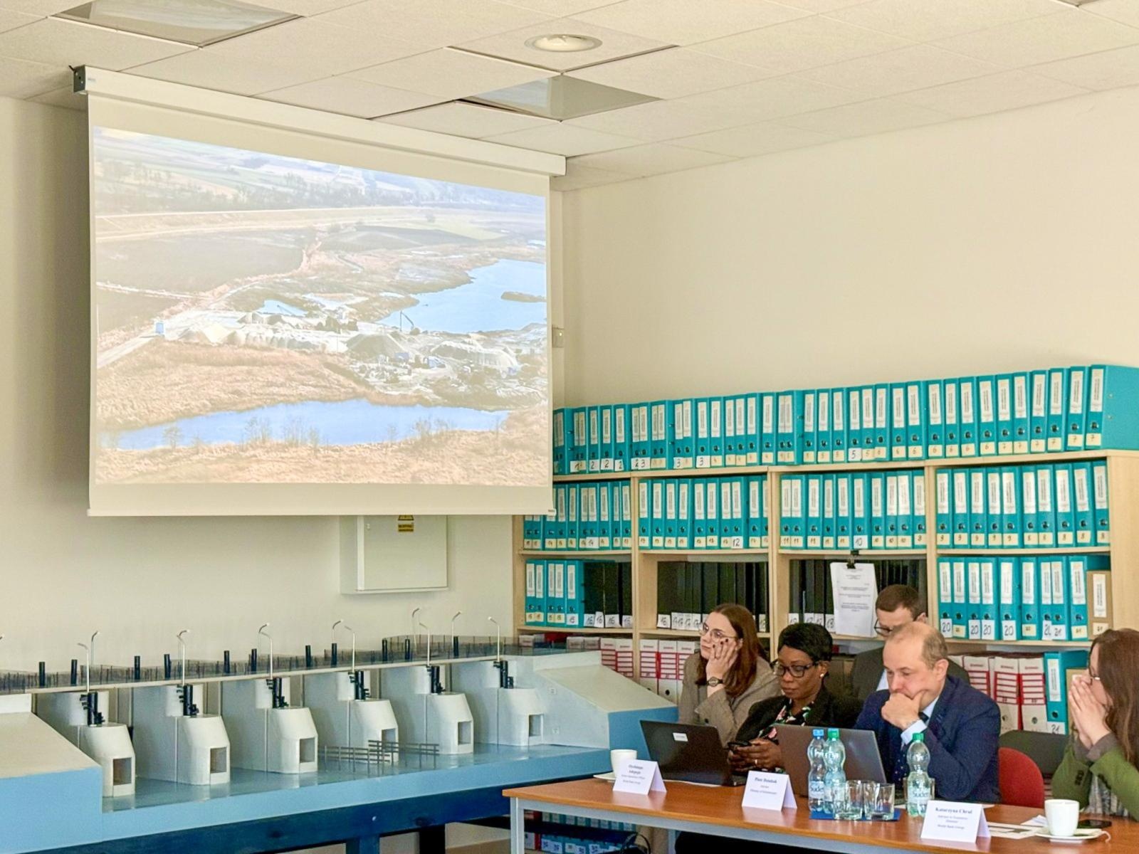 Zdjęcie w galerii na portalu naszraciborz.pl: Przedstawiciele Banku Światowego odwiedzili Zbiornik Racibórz Dolny wiadomości z regionu