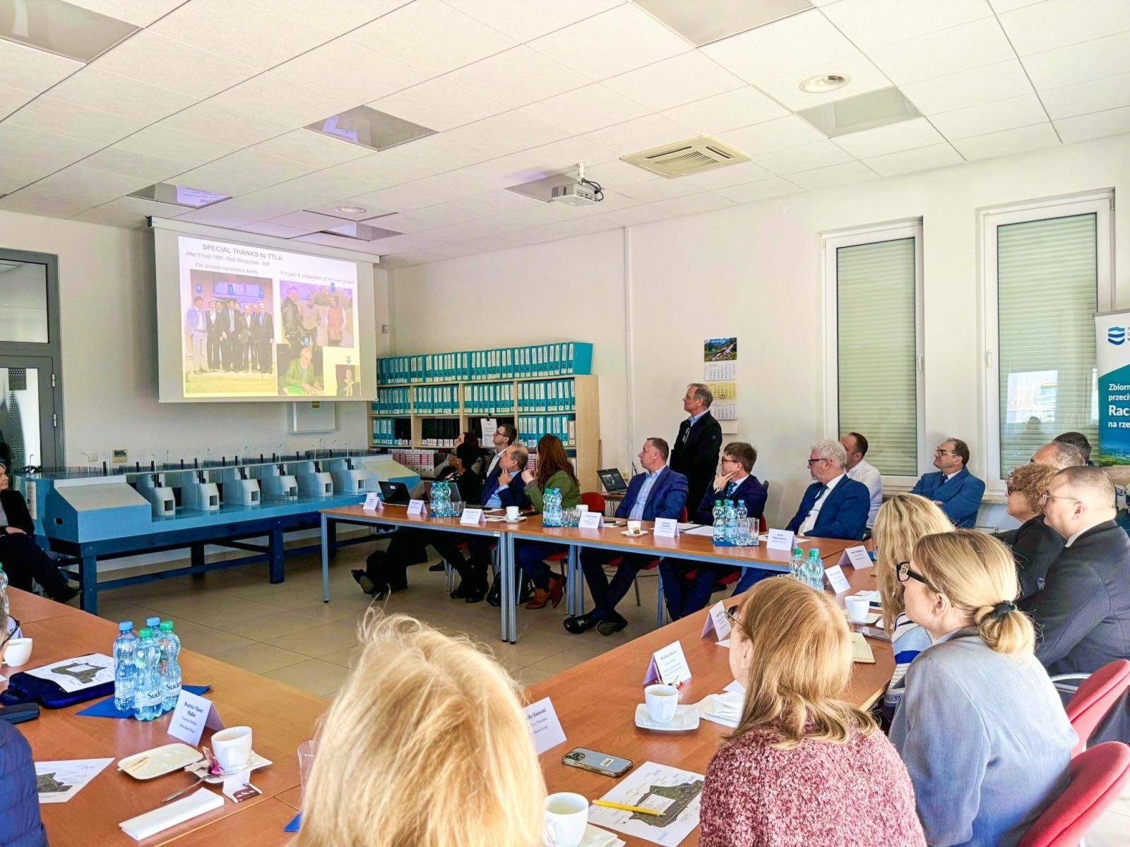 Zdjęcie w galerii na portalu naszraciborz.pl: Przedstawiciele Banku Światowego odwiedzili Zbiornik Racibórz Dolny wiadomości z regionu