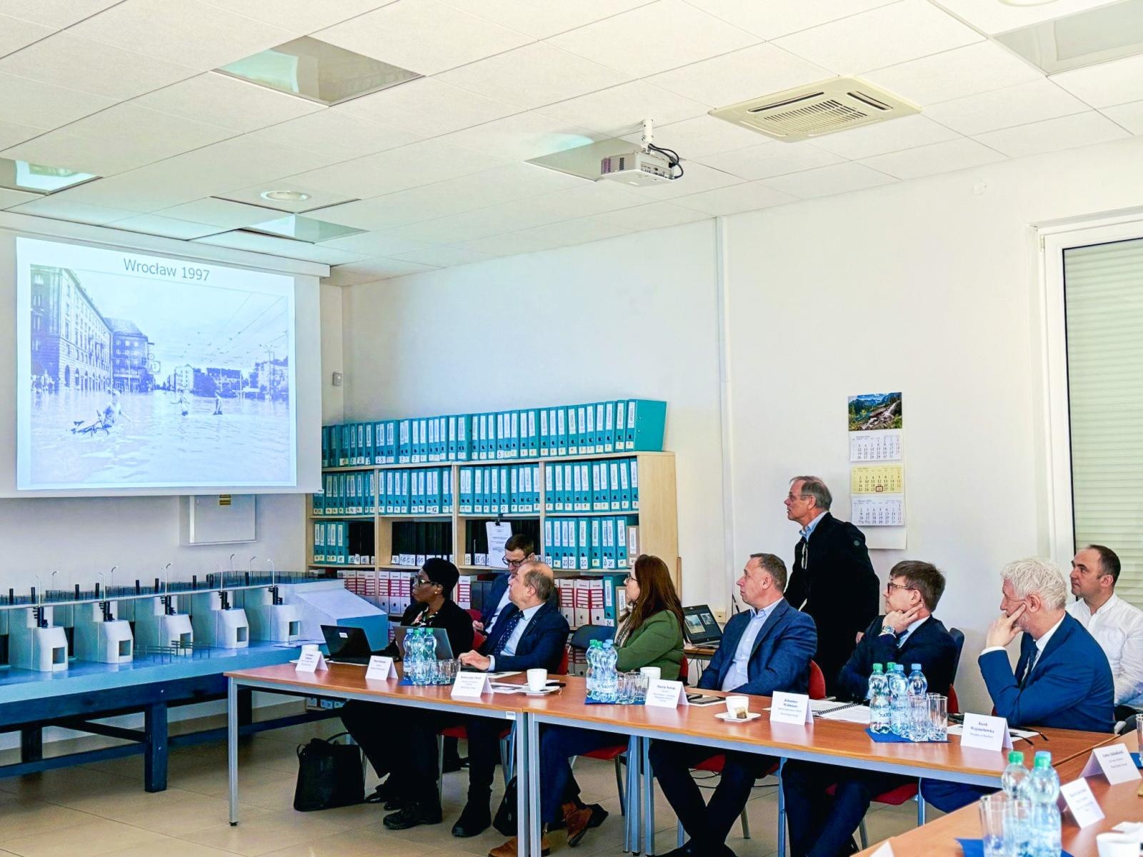 Zdjęcie w galerii na portalu naszraciborz.pl: Przedstawiciele Banku Światowego odwiedzili Zbiornik Racibórz Dolny wiadomości z regionu