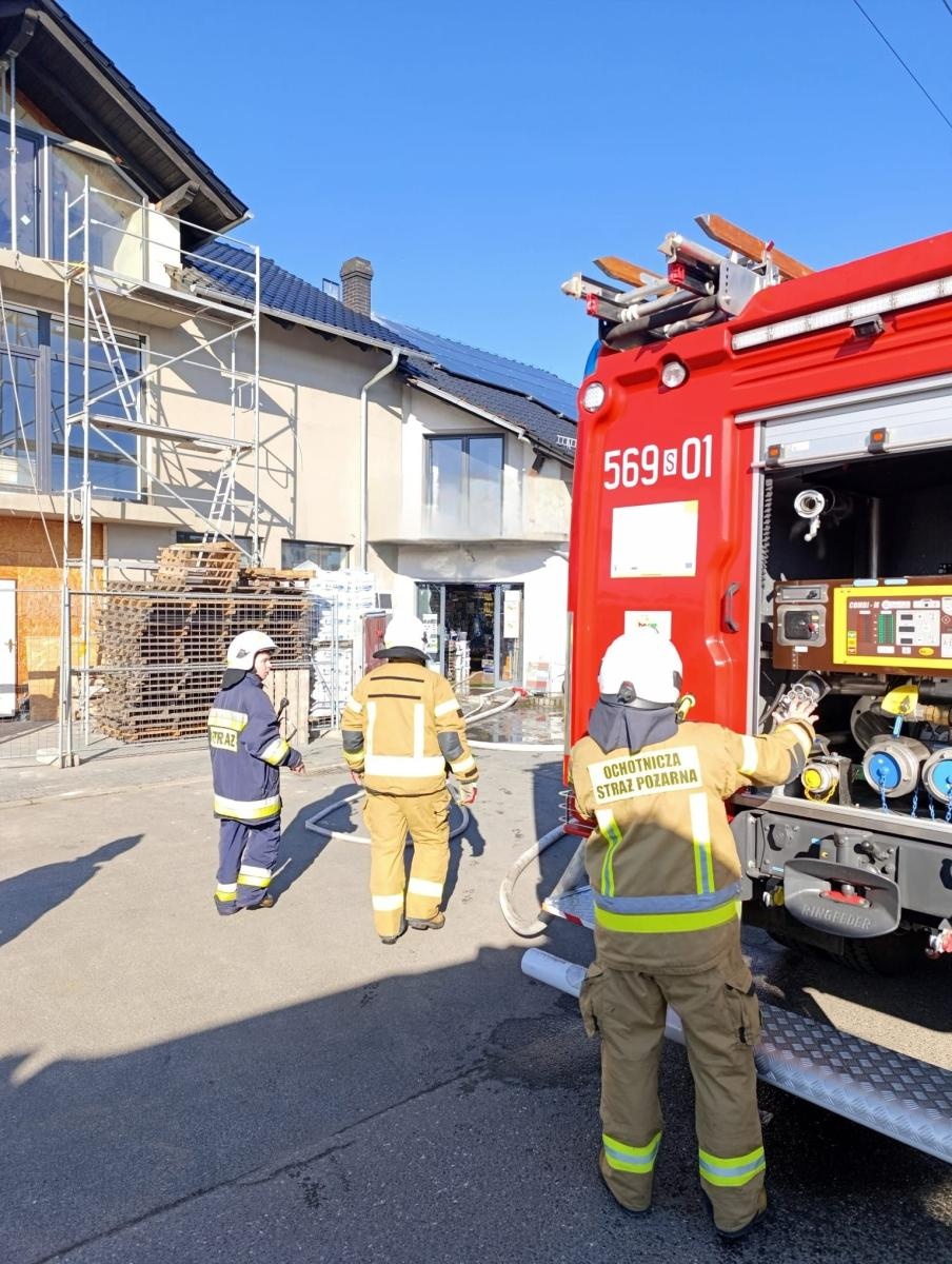 Zdjęcie w galerii na portalu naszraciborz.pl: Dym nad sklepem, kolizja na Wrocławskiej i fałszywy alarm w restauracji [RAPORT 998] wiadomości z regionu