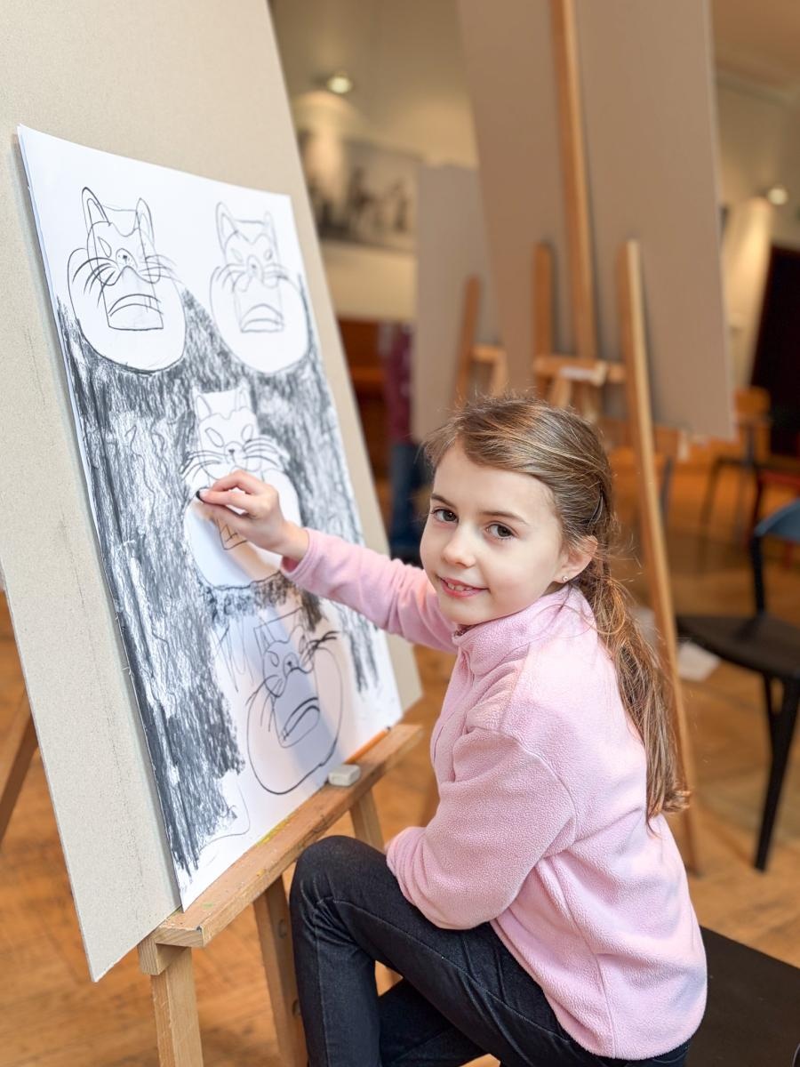 Zdjęcie w galerii na portalu naszraciborz.pl: Magia czerni i bieli – warsztaty rysunku węglem podczas Ferii z RCK wiadomości z regionu