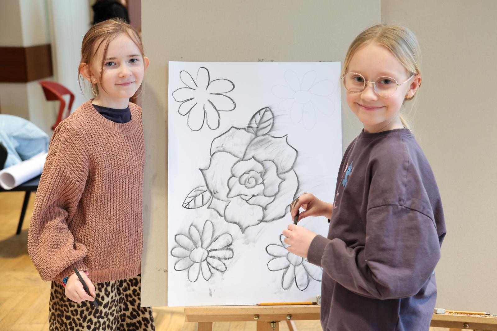 Zdjęcie w galerii na portalu naszraciborz.pl: Magia czerni i bieli – warsztaty rysunku węglem podczas Ferii z RCK wiadomości z regionu