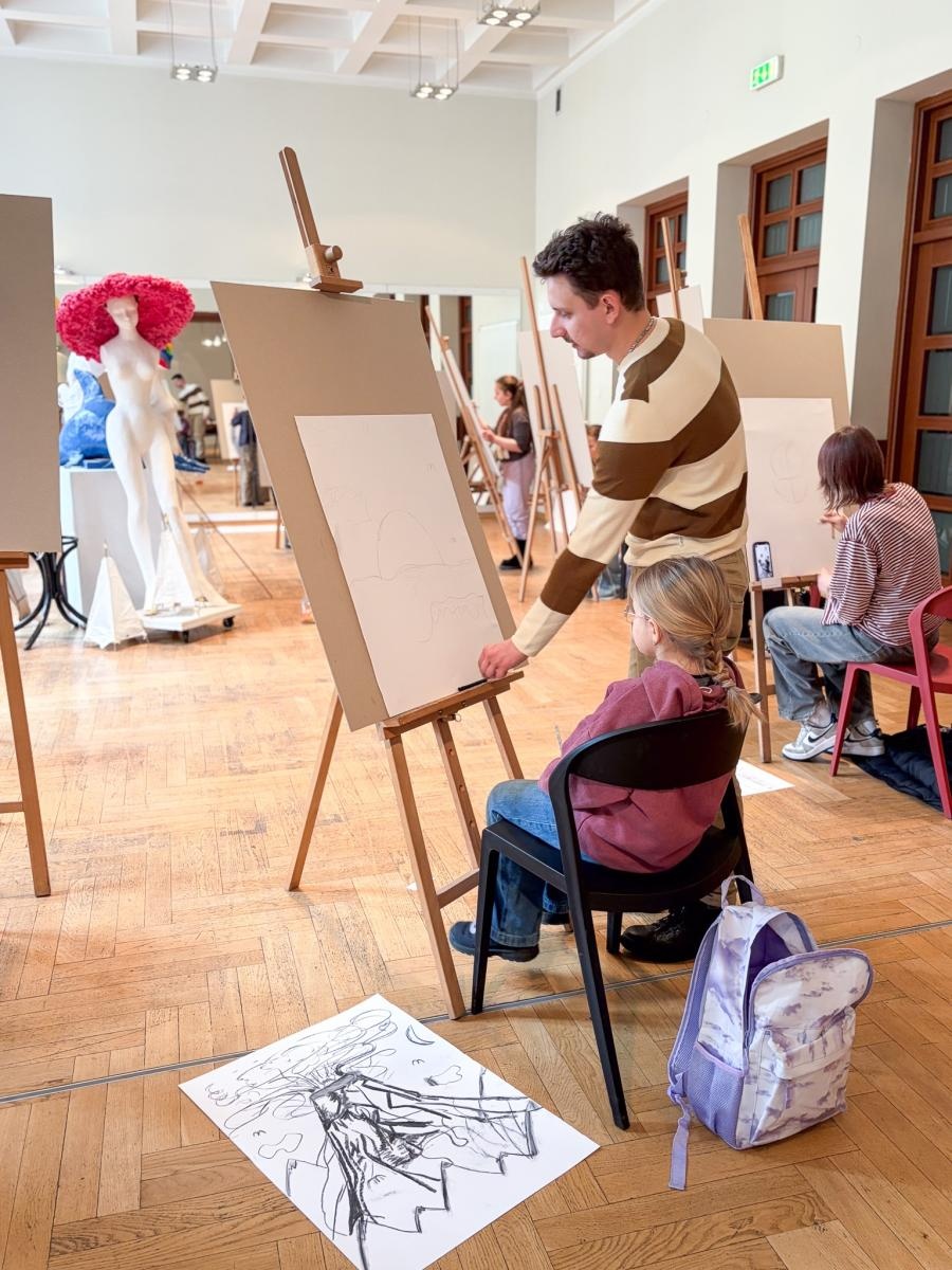 Zdjęcie w galerii na portalu naszraciborz.pl: Magia czerni i bieli – warsztaty rysunku węglem podczas Ferii z RCK wiadomości z regionu