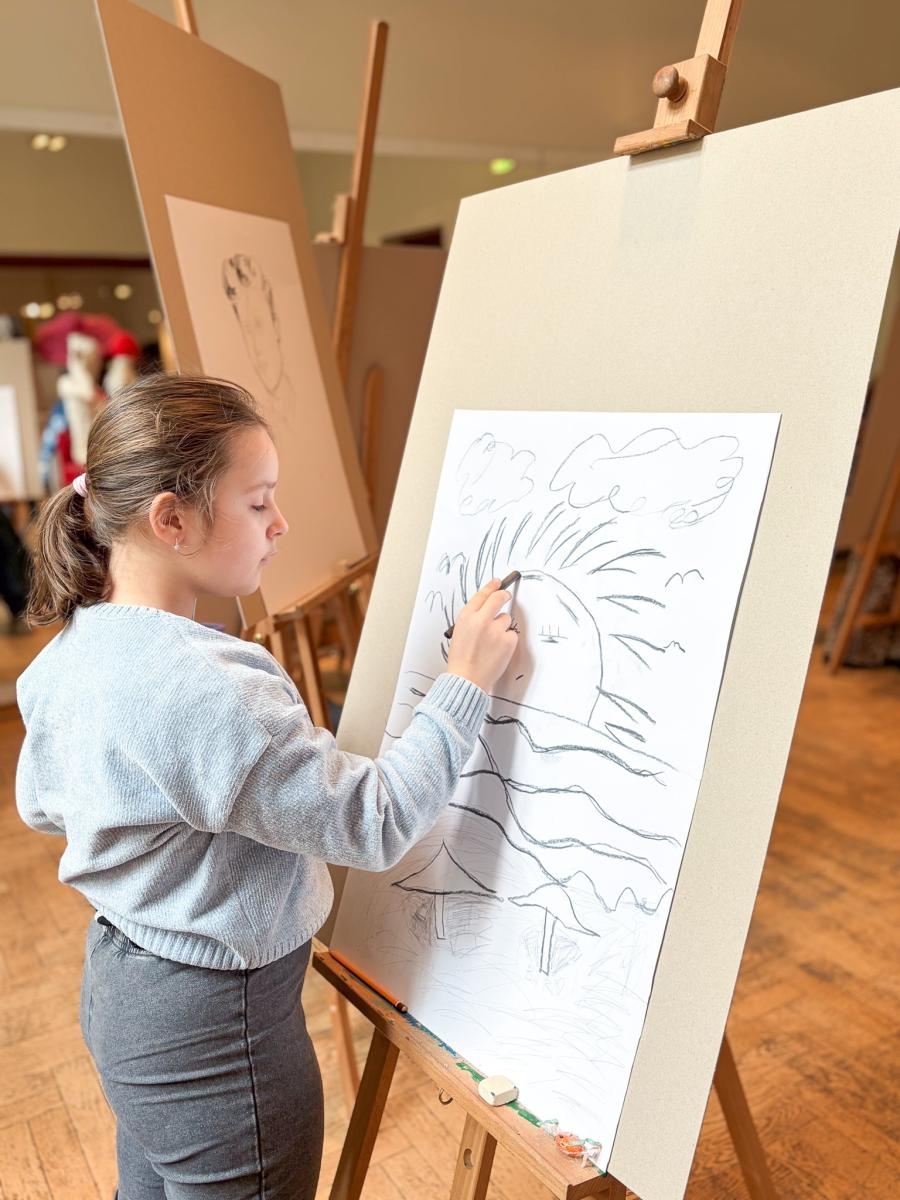 Zdjęcie w galerii na portalu naszraciborz.pl: Magia czerni i bieli – warsztaty rysunku węglem podczas Ferii z RCK wiadomości z regionu