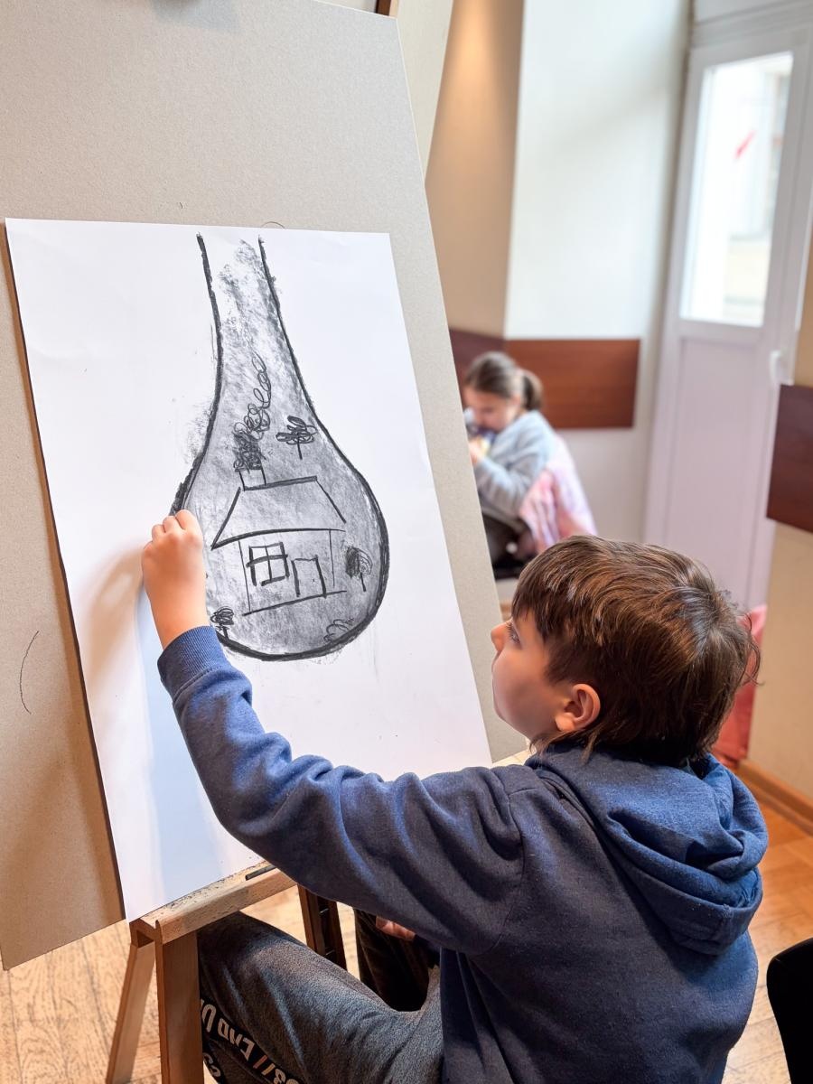 Zdjęcie w galerii na portalu naszraciborz.pl: Magia czerni i bieli – warsztaty rysunku węglem podczas Ferii z RCK wiadomości z regionu