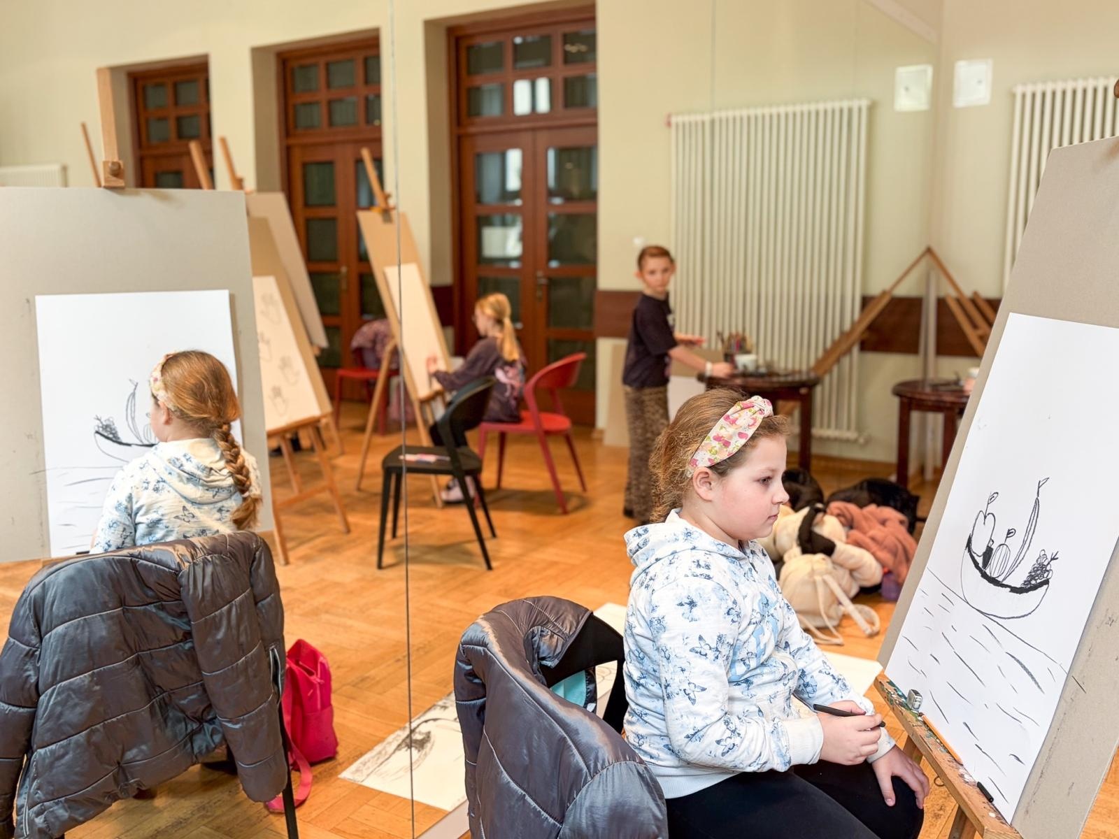 Zdjęcie w galerii na portalu naszraciborz.pl: Magia czerni i bieli – warsztaty rysunku węglem podczas Ferii z RCK wiadomości z regionu