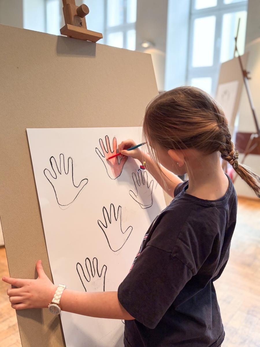 Zdjęcie w galerii na portalu naszraciborz.pl: Magia czerni i bieli – warsztaty rysunku węglem podczas Ferii z RCK wiadomości z regionu