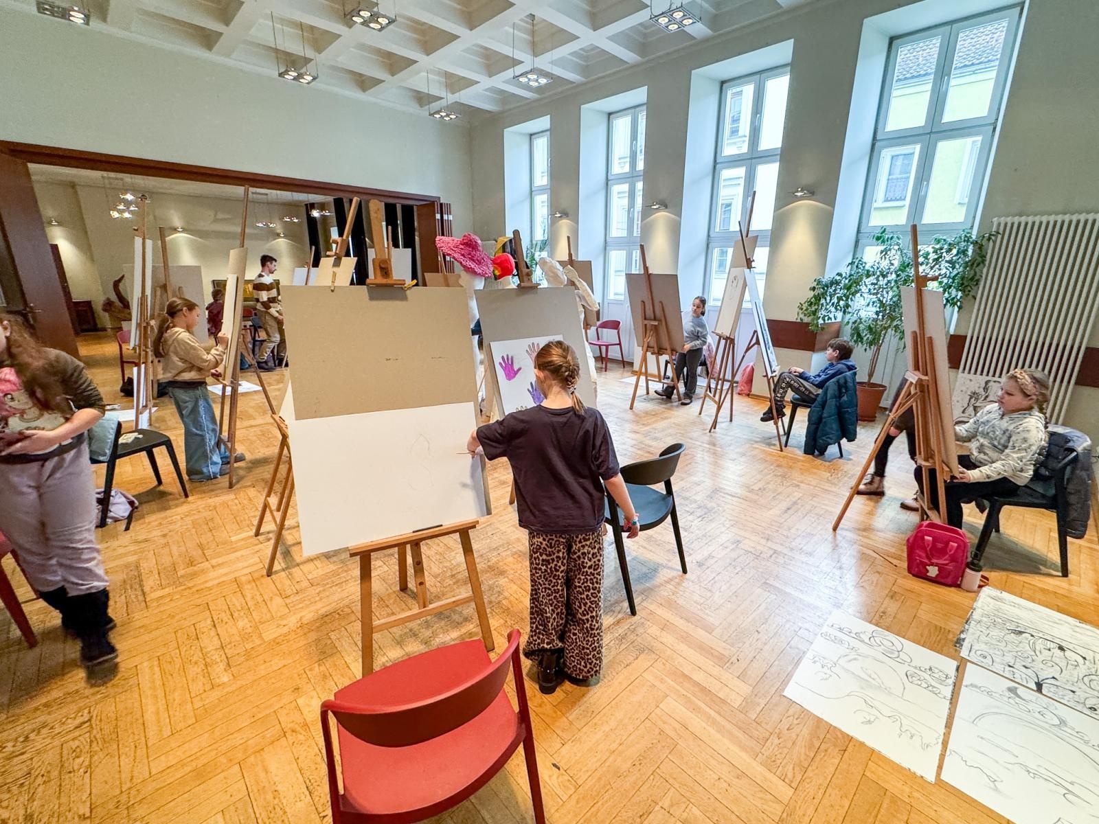 Zdjęcie w galerii na portalu naszraciborz.pl: Magia czerni i bieli – warsztaty rysunku węglem podczas Ferii z RCK wiadomości z regionu