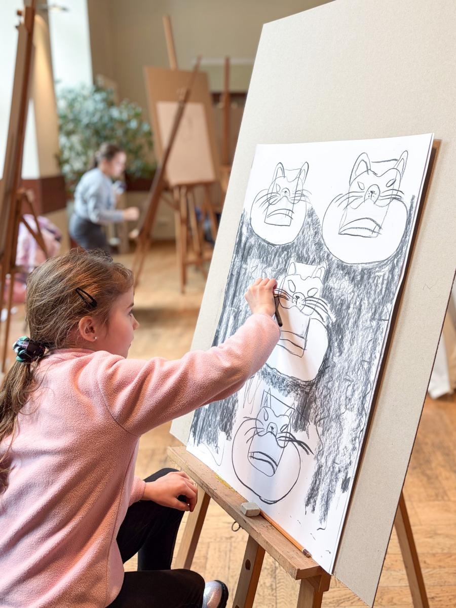 Zdjęcie w galerii na portalu naszraciborz.pl: Magia czerni i bieli – warsztaty rysunku węglem podczas Ferii z RCK wiadomości z regionu