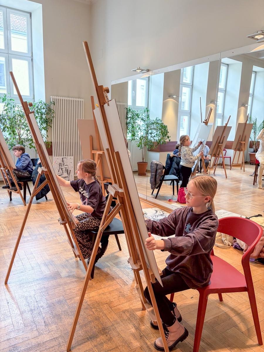 Zdjęcie w galerii na portalu naszraciborz.pl: Magia czerni i bieli – warsztaty rysunku węglem podczas Ferii z RCK wiadomości z regionu