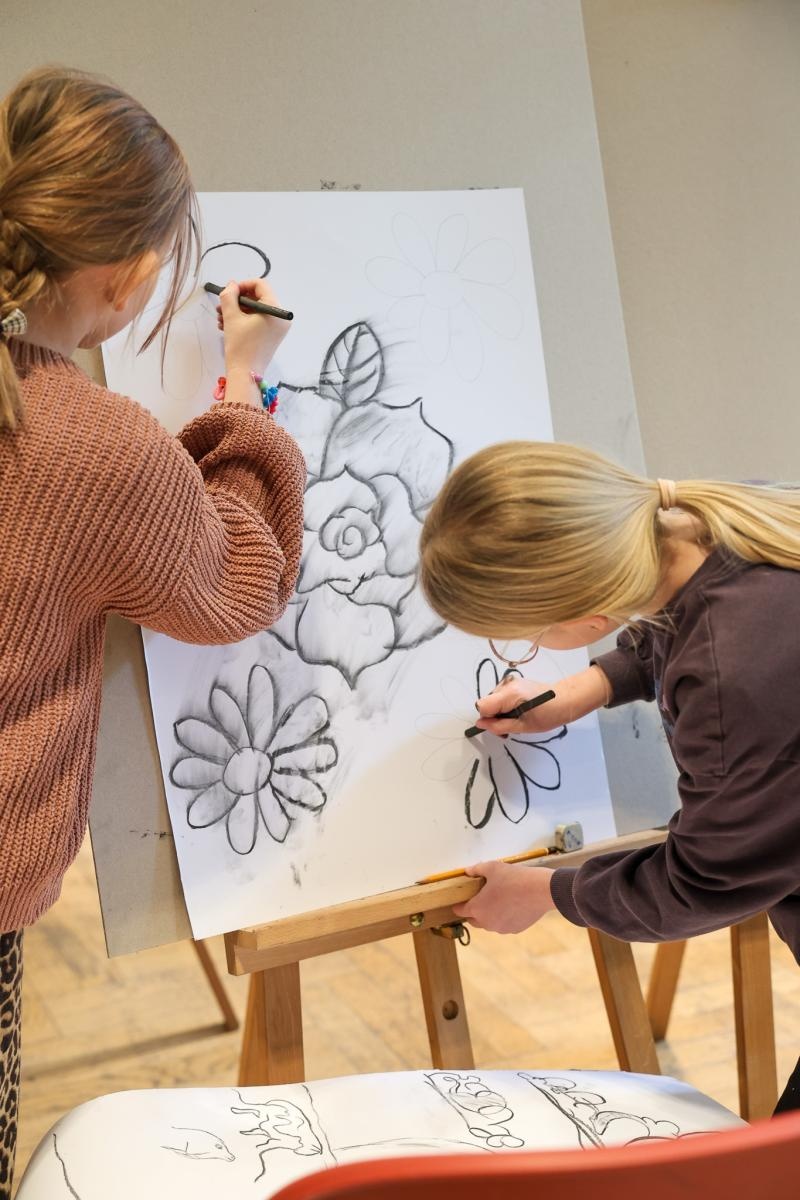 Zdjęcie w galerii na portalu naszraciborz.pl: Magia czerni i bieli – warsztaty rysunku węglem podczas Ferii z RCK wiadomości z regionu