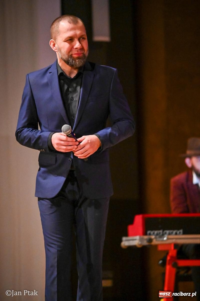 Zdjęcie w galerii na portalu naszraciborz.pl: Zielono mi… ocalić od zapomnienia. Walentynkowa gala w Raciborzu pełna wzruszeń wiadomości z regionu