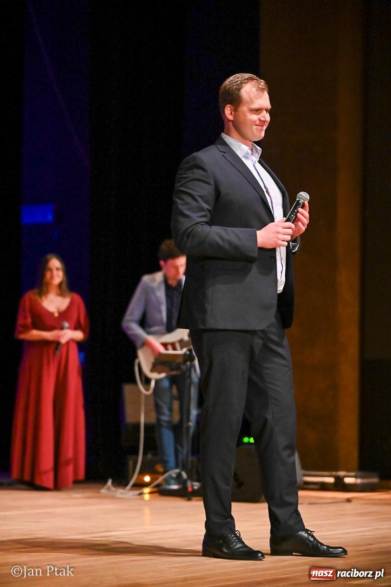 Zdjęcie w galerii na portalu naszraciborz.pl: Zielono mi… ocalić od zapomnienia. Walentynkowa gala w Raciborzu pełna wzruszeń wiadomości z regionu