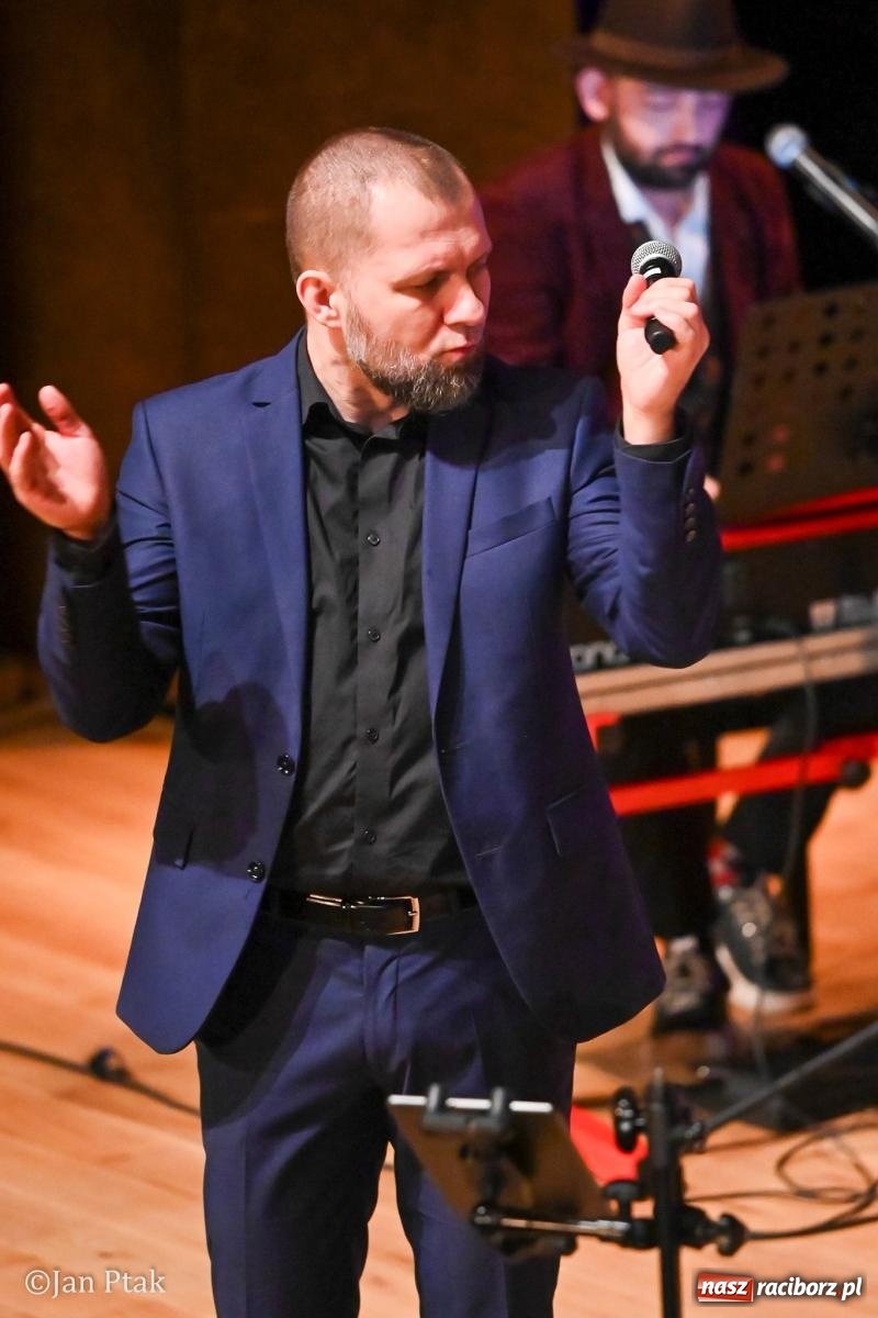 Zdjęcie w galerii na portalu naszraciborz.pl: Zielono mi… ocalić od zapomnienia. Walentynkowa gala w Raciborzu pełna wzruszeń wiadomości z regionu