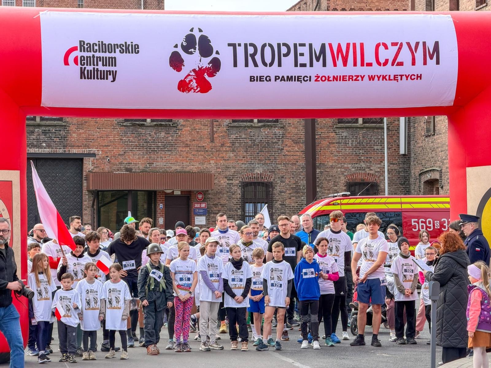 Zdjęcie w galerii na portalu naszraciborz.pl: Blisko 100 uczestników na starcie XIV Biegu Tropem Wilczym w Raciborzu wiadomości z regionu