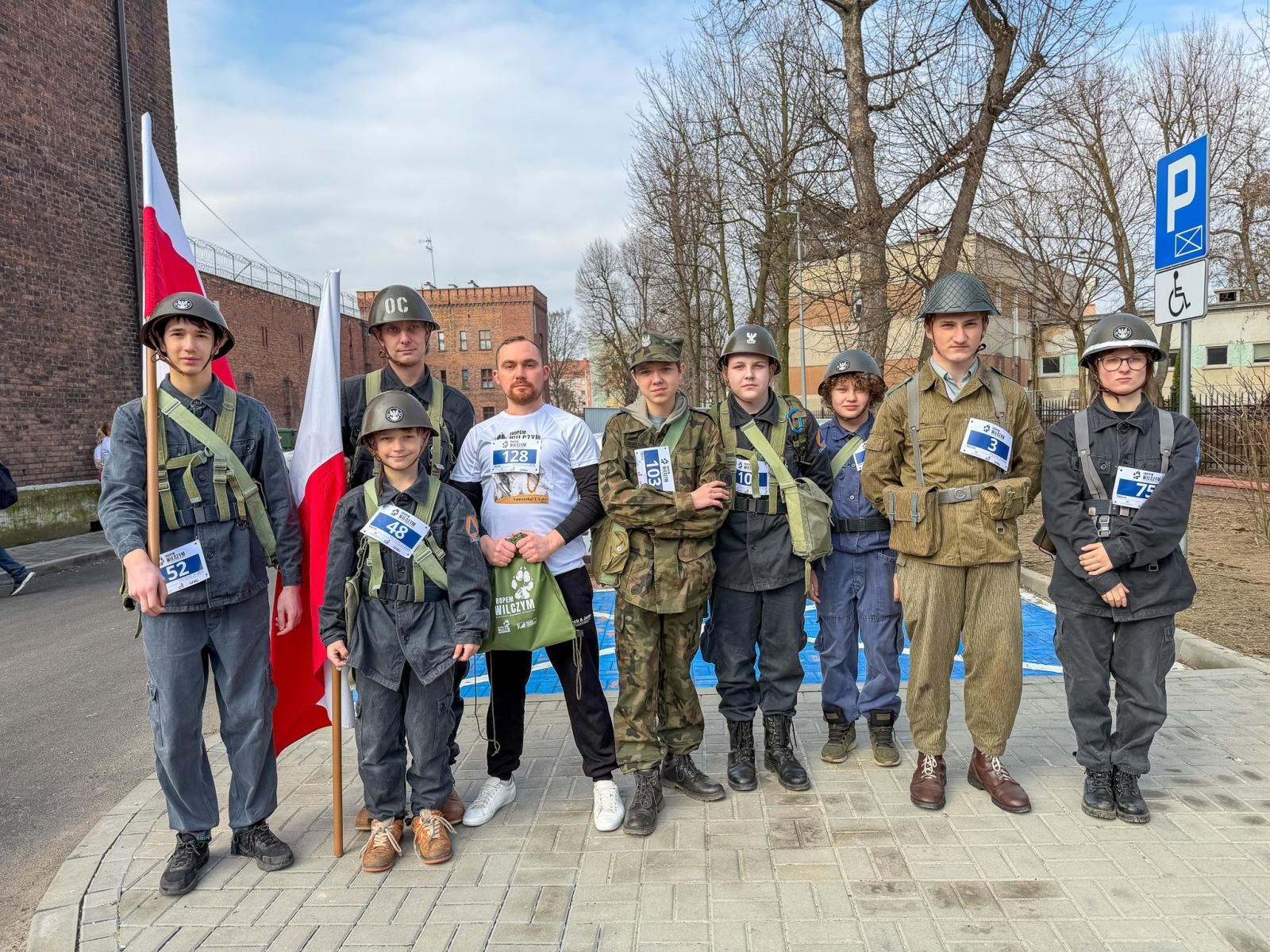 Zdjęcie w galerii na portalu naszraciborz.pl: Blisko 100 uczestników na starcie XIV Biegu Tropem Wilczym w Raciborzu wiadomości z regionu