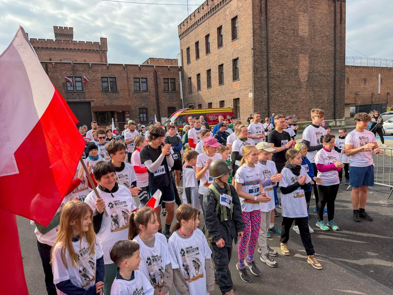 Zdjęcie w galerii na portalu naszraciborz.pl: Blisko 100 uczestników na starcie XIV Biegu Tropem Wilczym w Raciborzu wiadomości z regionu