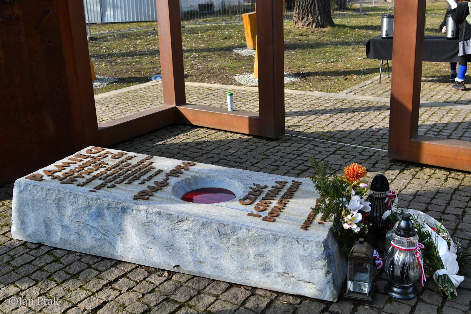 Zdjęcie w galerii na portalu naszraciborz.pl: Blisko 100 uczestników na starcie XIV Biegu Tropem Wilczym w Raciborzu wiadomości z regionu