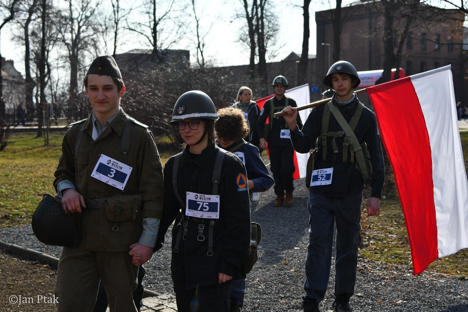 Zdjęcie w galerii na portalu naszraciborz.pl: Blisko 100 uczestników na starcie XIV Biegu Tropem Wilczym w Raciborzu wiadomości z regionu