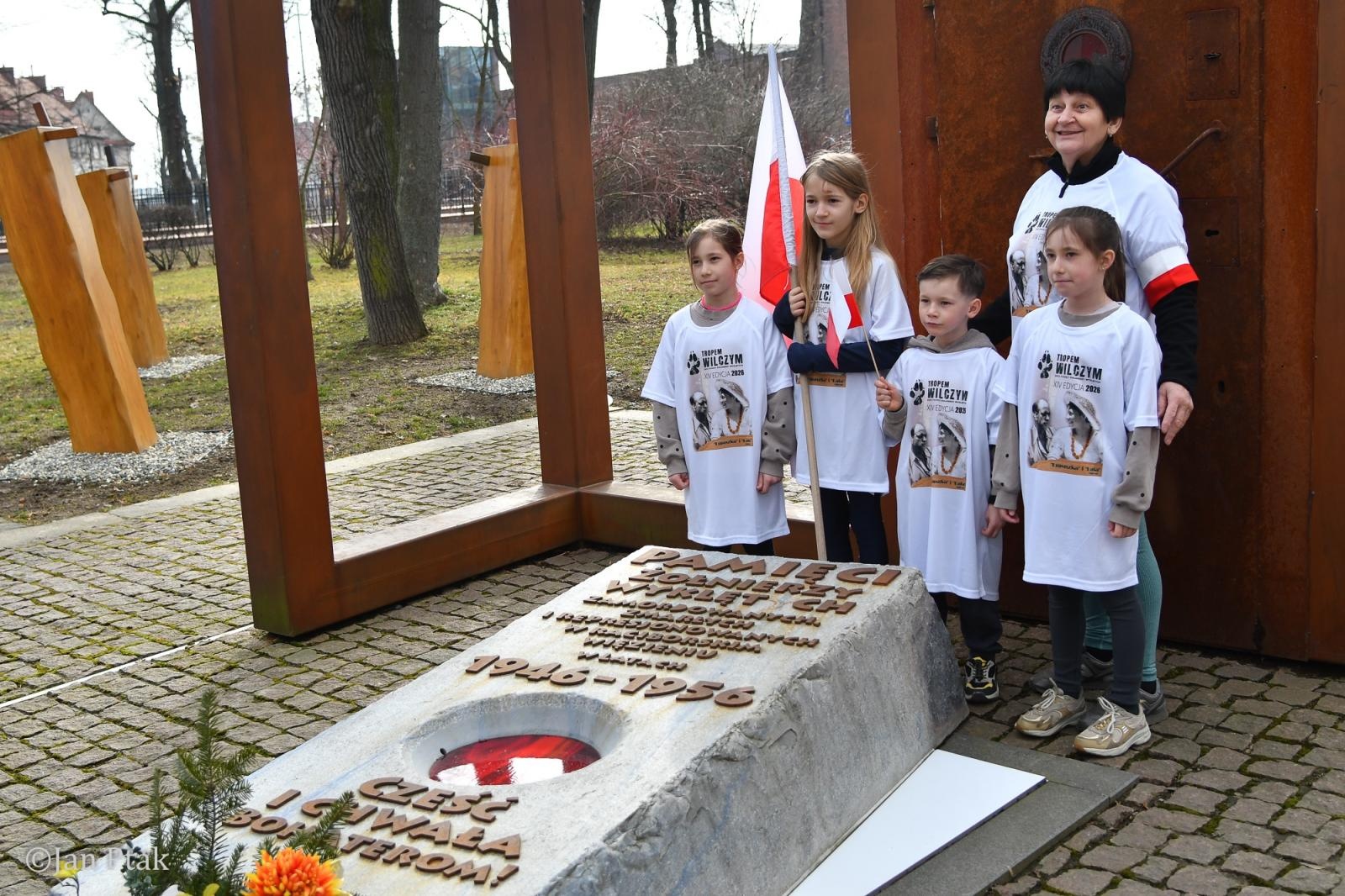 Zdjęcie w galerii na portalu naszraciborz.pl: Blisko 100 uczestników na starcie XIV Biegu Tropem Wilczym w Raciborzu wiadomości z regionu