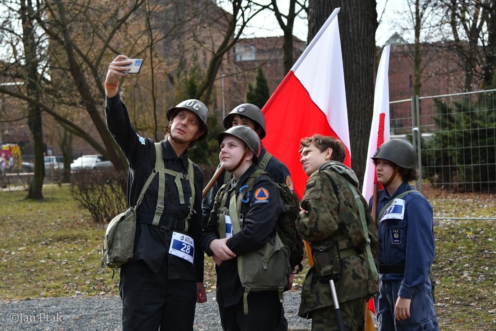 Zdjęcie w galerii na portalu naszraciborz.pl: Blisko 100 uczestników na starcie XIV Biegu Tropem Wilczym w Raciborzu wiadomości z regionu