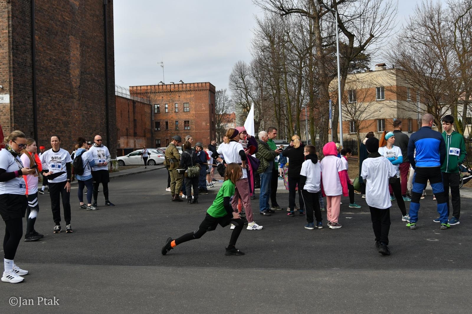 Zdjęcie w galerii na portalu naszraciborz.pl: Blisko 100 uczestników na starcie XIV Biegu Tropem Wilczym w Raciborzu wiadomości z regionu