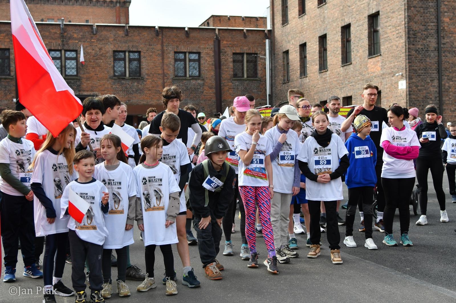 Zdjęcie w galerii na portalu naszraciborz.pl: Blisko 100 uczestników na starcie XIV Biegu Tropem Wilczym w Raciborzu wiadomości z regionu