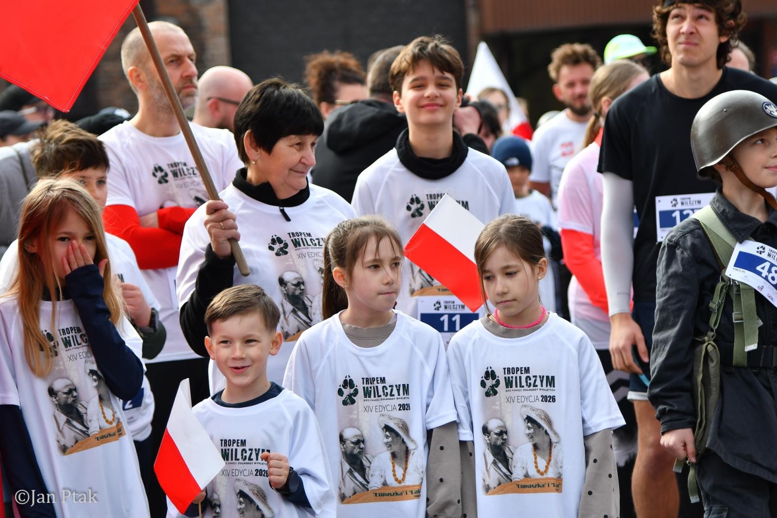 Zdjęcie w galerii na portalu naszraciborz.pl: Blisko 100 uczestników na starcie XIV Biegu Tropem Wilczym w Raciborzu wiadomości z regionu