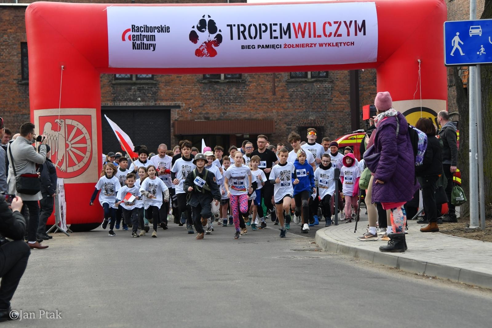 Zdjęcie w galerii na portalu naszraciborz.pl: Blisko 100 uczestników na starcie XIV Biegu Tropem Wilczym w Raciborzu wiadomości z regionu