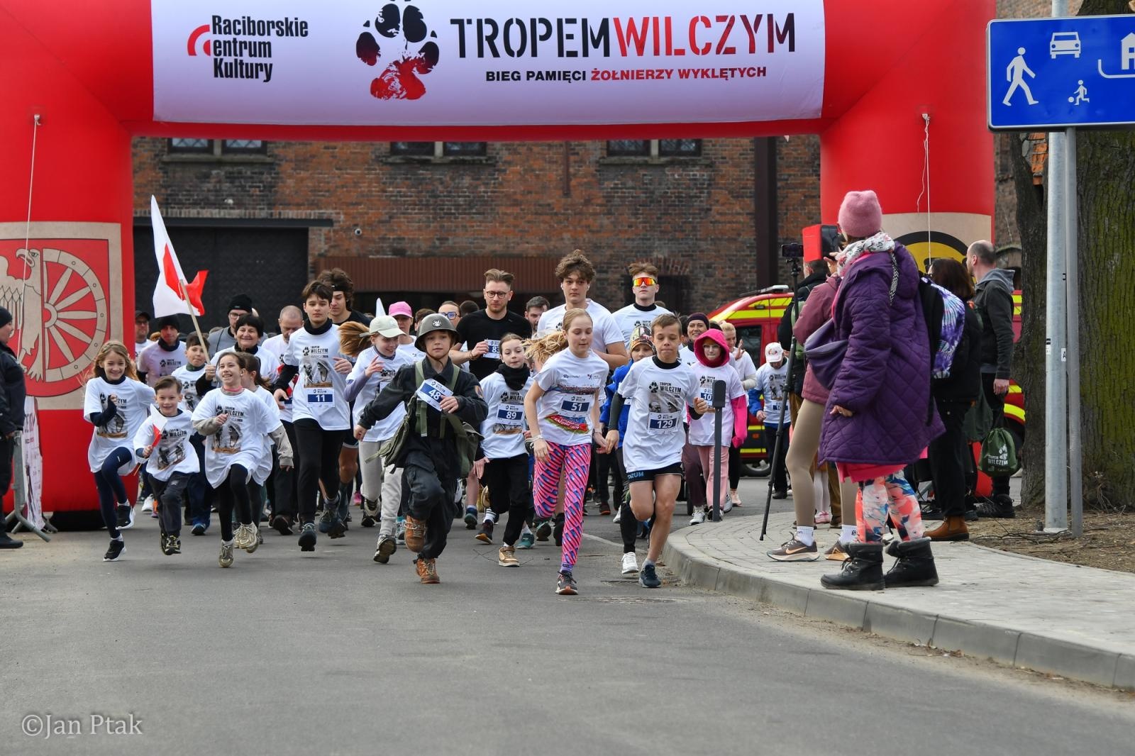 Zdjęcie w galerii na portalu naszraciborz.pl: Blisko 100 uczestników na starcie XIV Biegu Tropem Wilczym w Raciborzu wiadomości z regionu