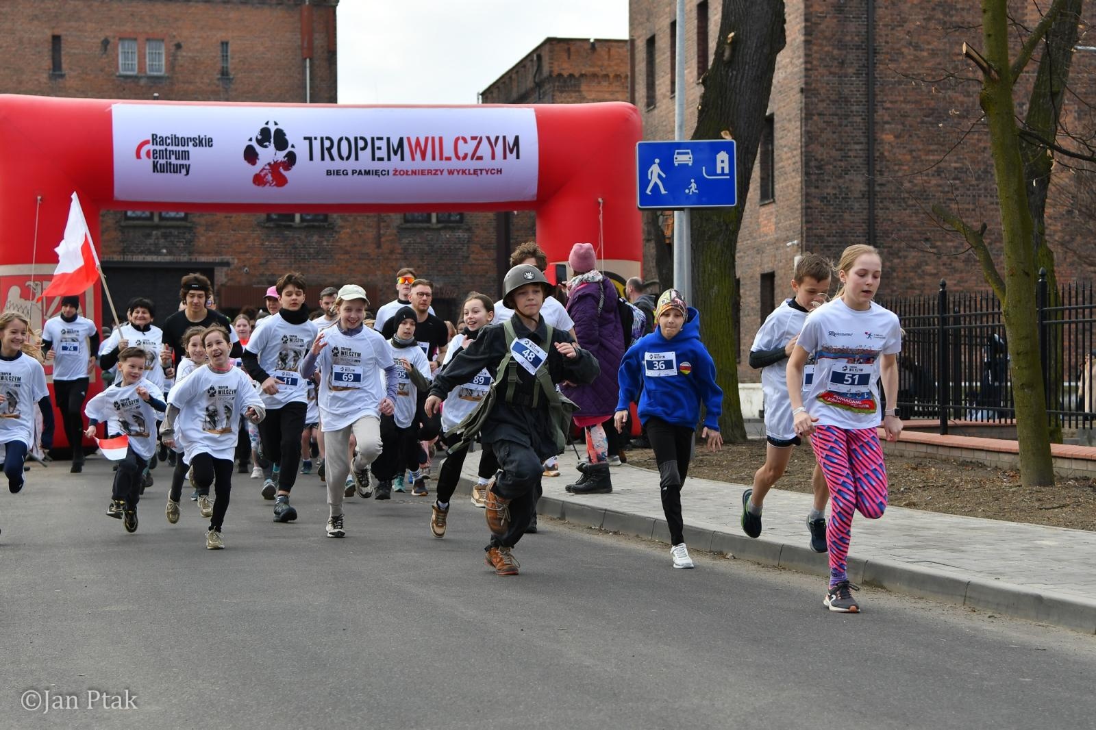 Zdjęcie w galerii na portalu naszraciborz.pl: Blisko 100 uczestników na starcie XIV Biegu Tropem Wilczym w Raciborzu wiadomości z regionu