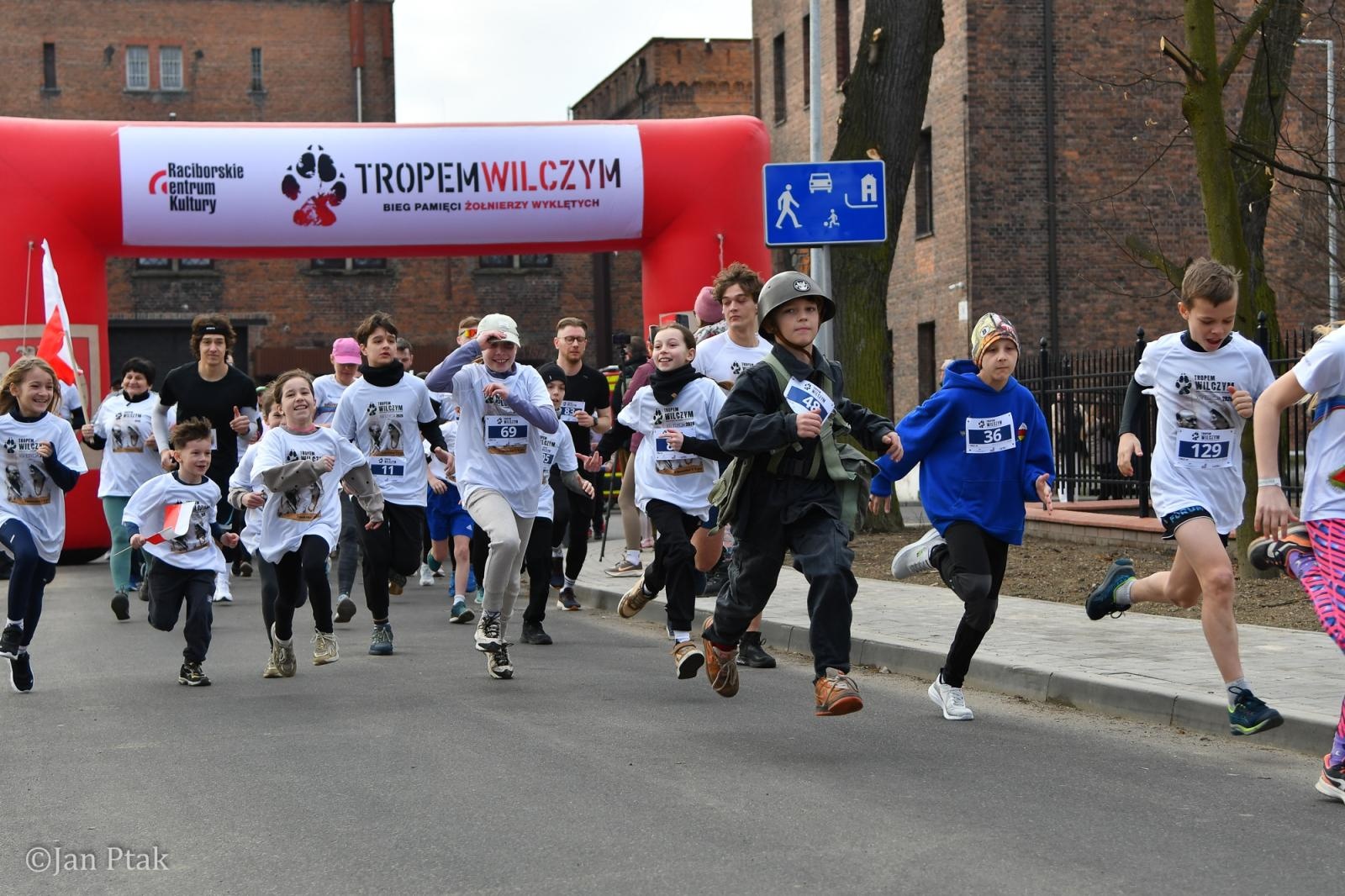 Zdjęcie w galerii na portalu naszraciborz.pl: Blisko 100 uczestników na starcie XIV Biegu Tropem Wilczym w Raciborzu wiadomości z regionu