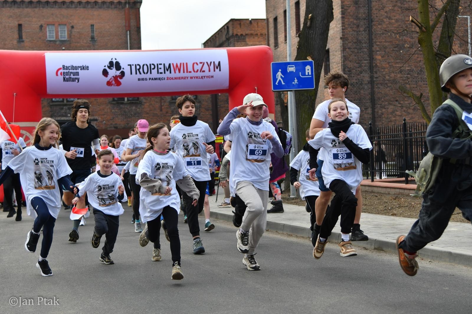 Zdjęcie w galerii na portalu naszraciborz.pl: Blisko 100 uczestników na starcie XIV Biegu Tropem Wilczym w Raciborzu wiadomości z regionu