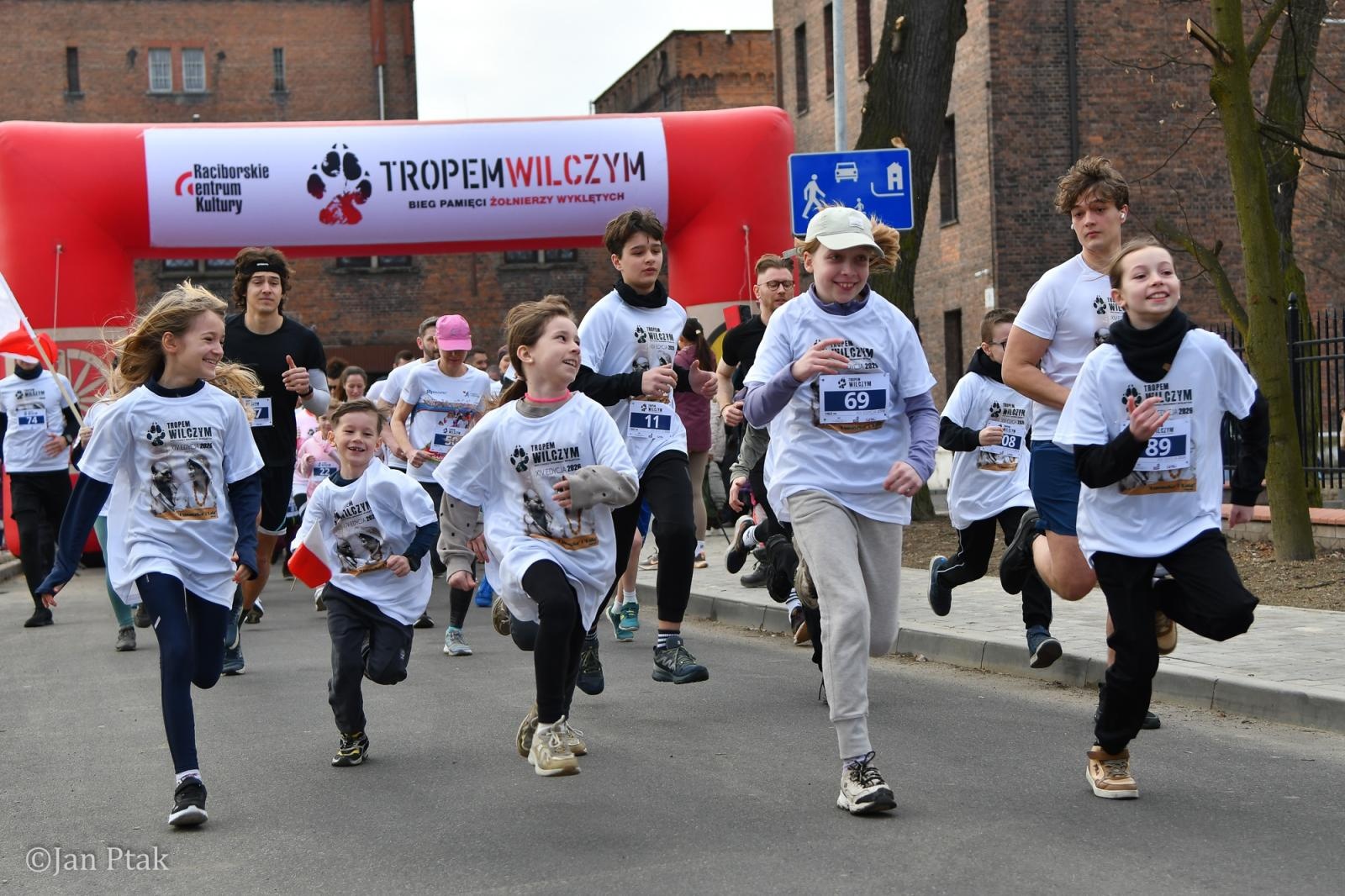 Zdjęcie w galerii na portalu naszraciborz.pl: Blisko 100 uczestników na starcie XIV Biegu Tropem Wilczym w Raciborzu wiadomości z regionu