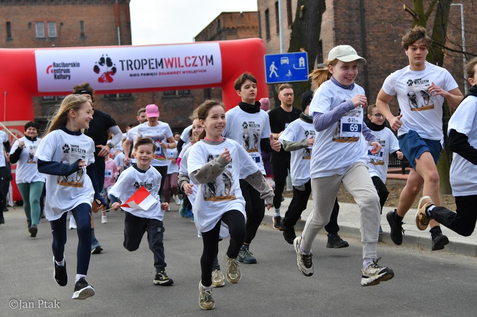 Zdjęcie w galerii na portalu naszraciborz.pl: Blisko 100 uczestników na starcie XIV Biegu Tropem Wilczym w Raciborzu wiadomości z regionu