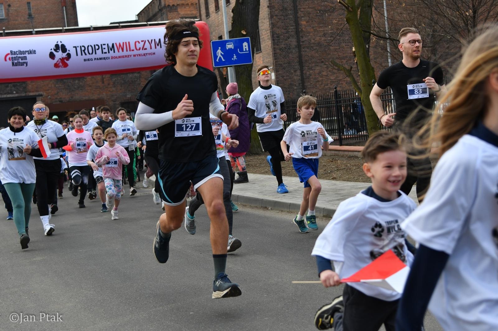 Zdjęcie w galerii na portalu naszraciborz.pl: Blisko 100 uczestników na starcie XIV Biegu Tropem Wilczym w Raciborzu wiadomości z regionu