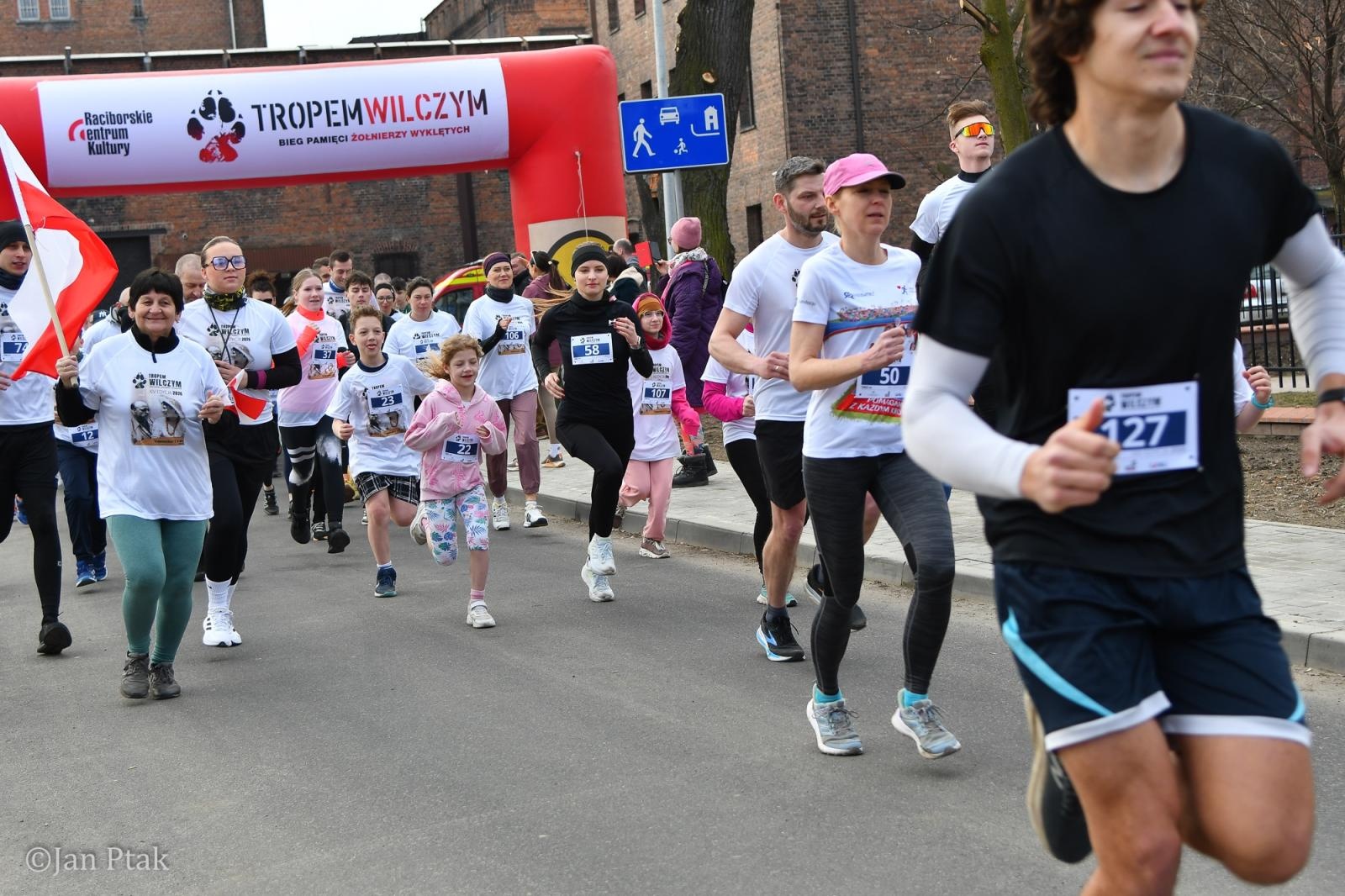 Zdjęcie w galerii na portalu naszraciborz.pl: Blisko 100 uczestników na starcie XIV Biegu Tropem Wilczym w Raciborzu wiadomości z regionu