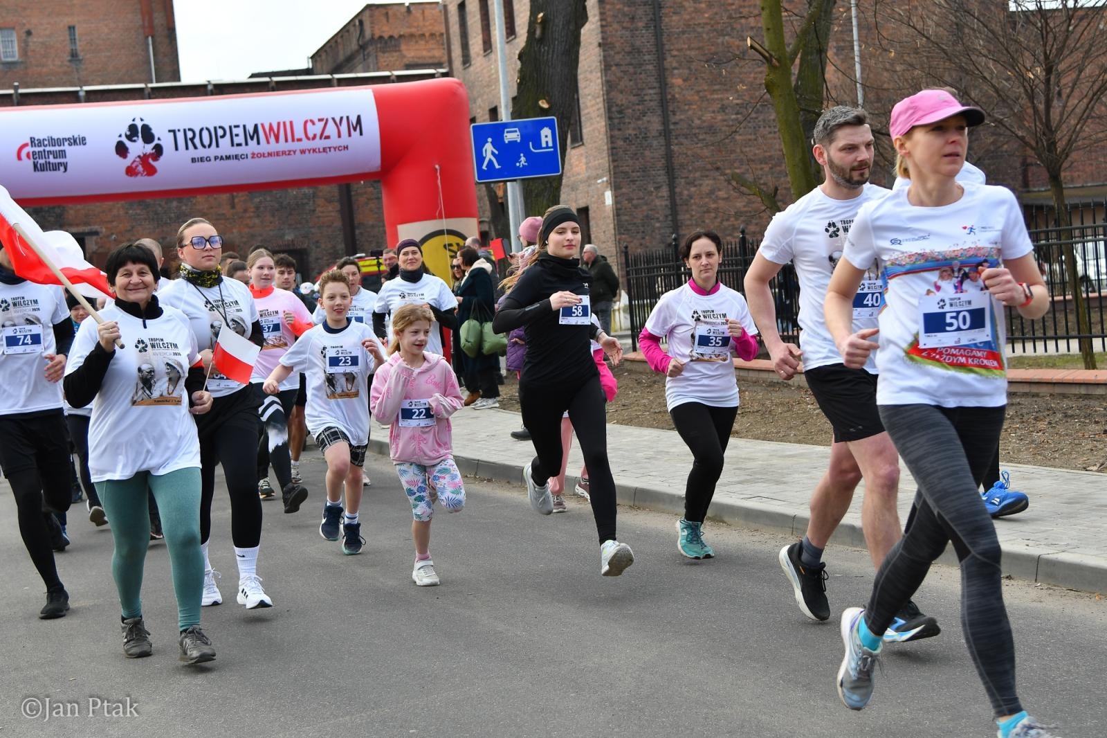 Zdjęcie w galerii na portalu naszraciborz.pl: Blisko 100 uczestników na starcie XIV Biegu Tropem Wilczym w Raciborzu wiadomości z regionu