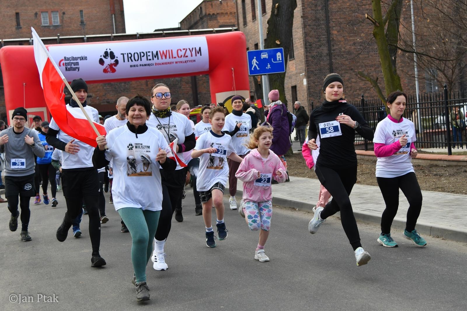 Zdjęcie w galerii na portalu naszraciborz.pl: Blisko 100 uczestników na starcie XIV Biegu Tropem Wilczym w Raciborzu wiadomości z regionu