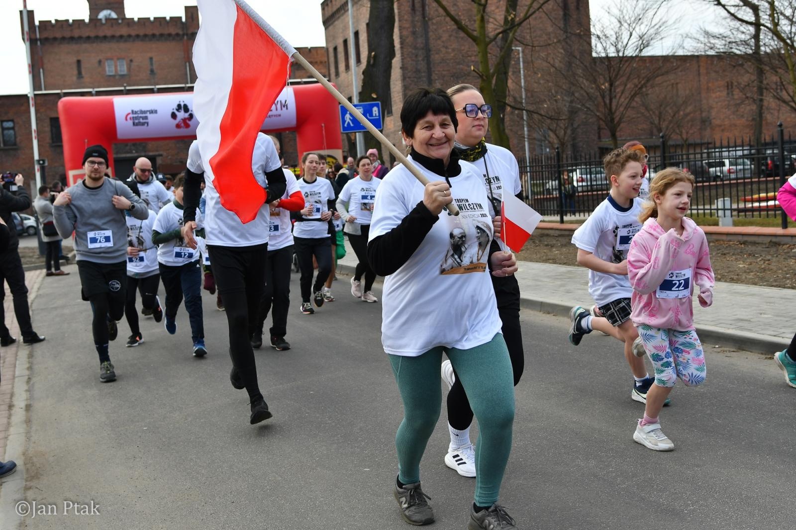 Zdjęcie w galerii na portalu naszraciborz.pl: Blisko 100 uczestników na starcie XIV Biegu Tropem Wilczym w Raciborzu wiadomości z regionu