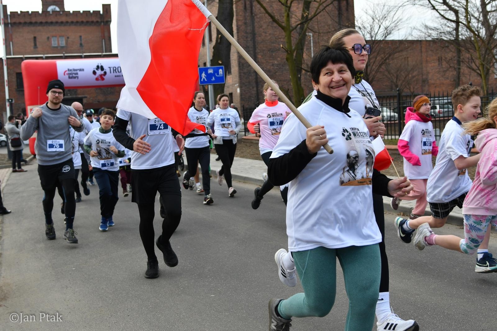Zdjęcie w galerii na portalu naszraciborz.pl: Blisko 100 uczestników na starcie XIV Biegu Tropem Wilczym w Raciborzu wiadomości z regionu