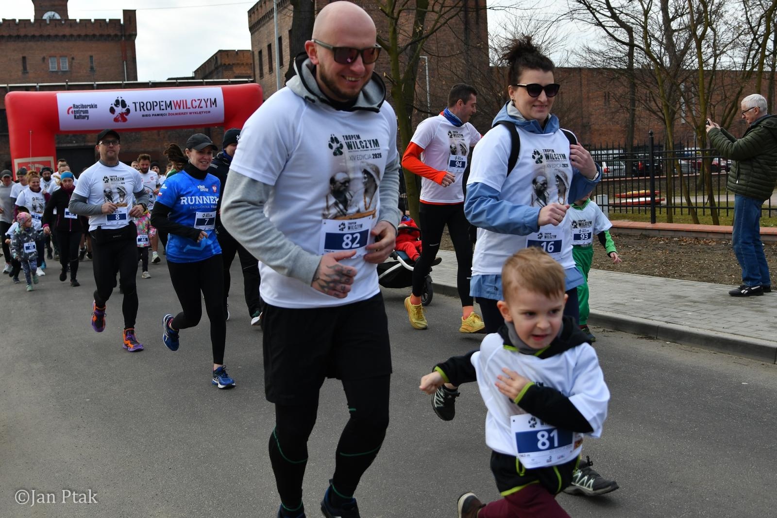 Zdjęcie w galerii na portalu naszraciborz.pl: Blisko 100 uczestników na starcie XIV Biegu Tropem Wilczym w Raciborzu wiadomości z regionu