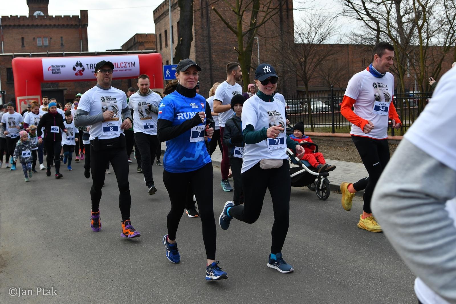 Zdjęcie w galerii na portalu naszraciborz.pl: Blisko 100 uczestników na starcie XIV Biegu Tropem Wilczym w Raciborzu wiadomości z regionu