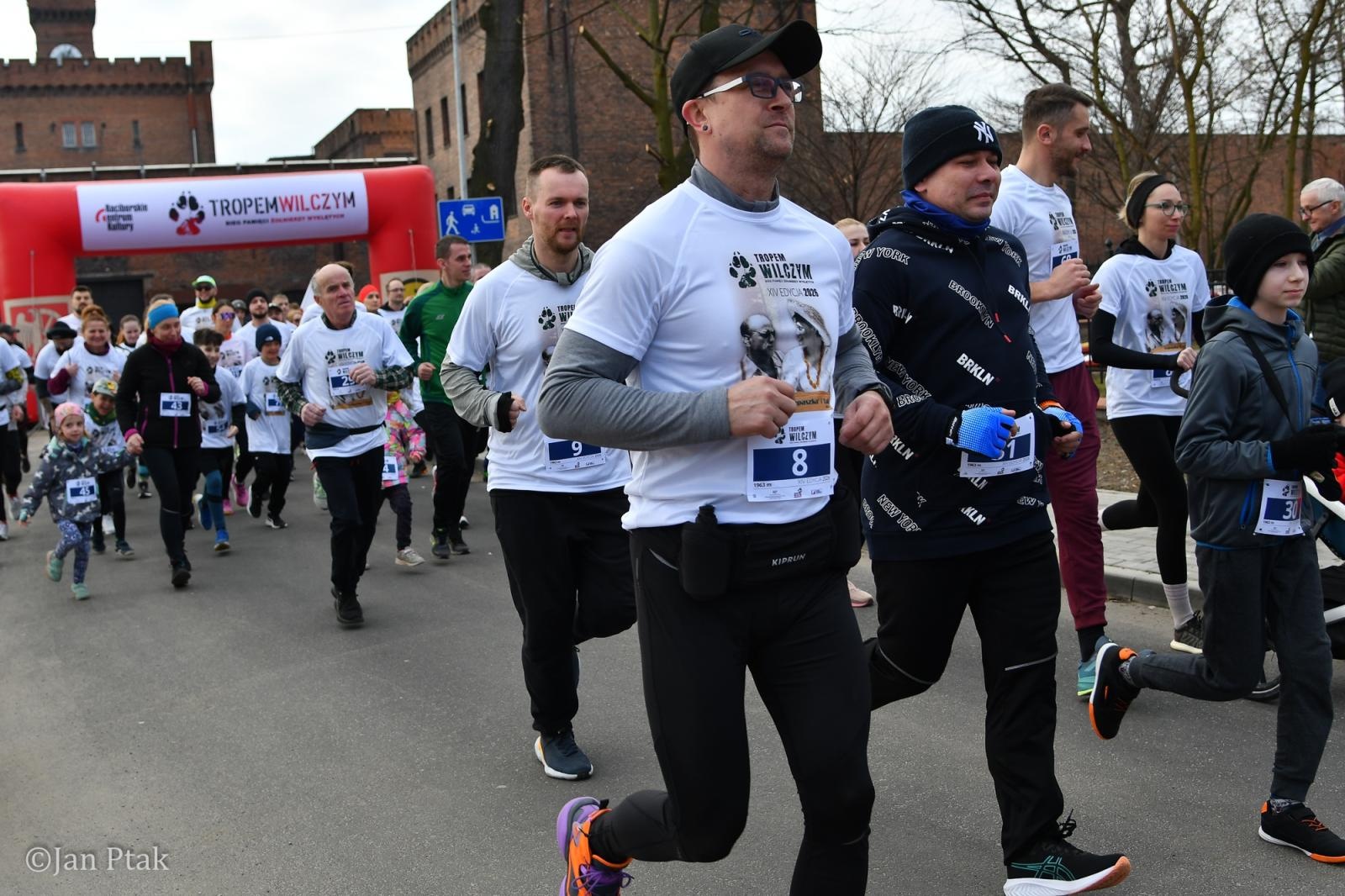 Zdjęcie w galerii na portalu naszraciborz.pl: Blisko 100 uczestników na starcie XIV Biegu Tropem Wilczym w Raciborzu wiadomości z regionu