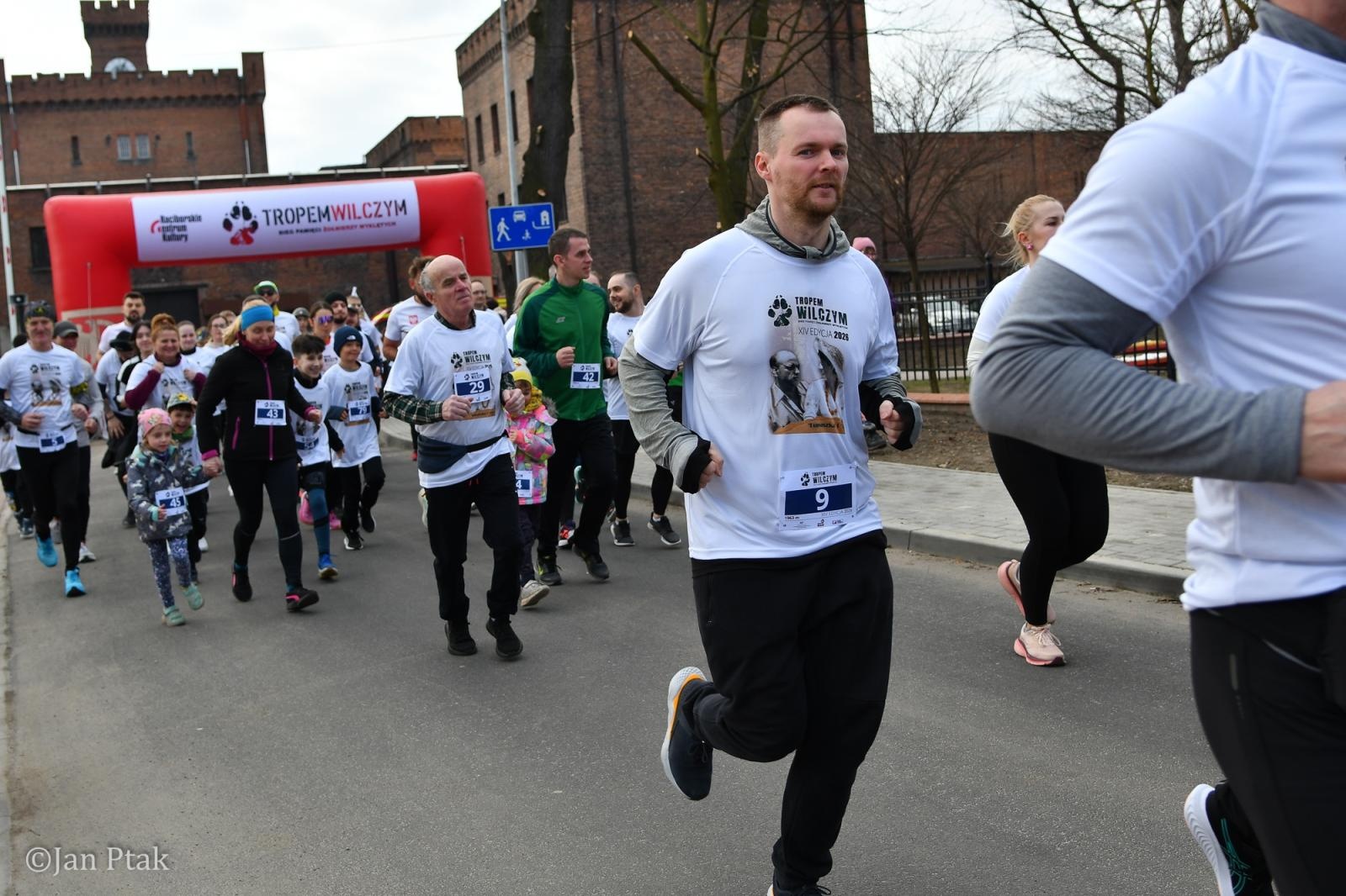 Zdjęcie w galerii na portalu naszraciborz.pl: Blisko 100 uczestników na starcie XIV Biegu Tropem Wilczym w Raciborzu wiadomości z regionu