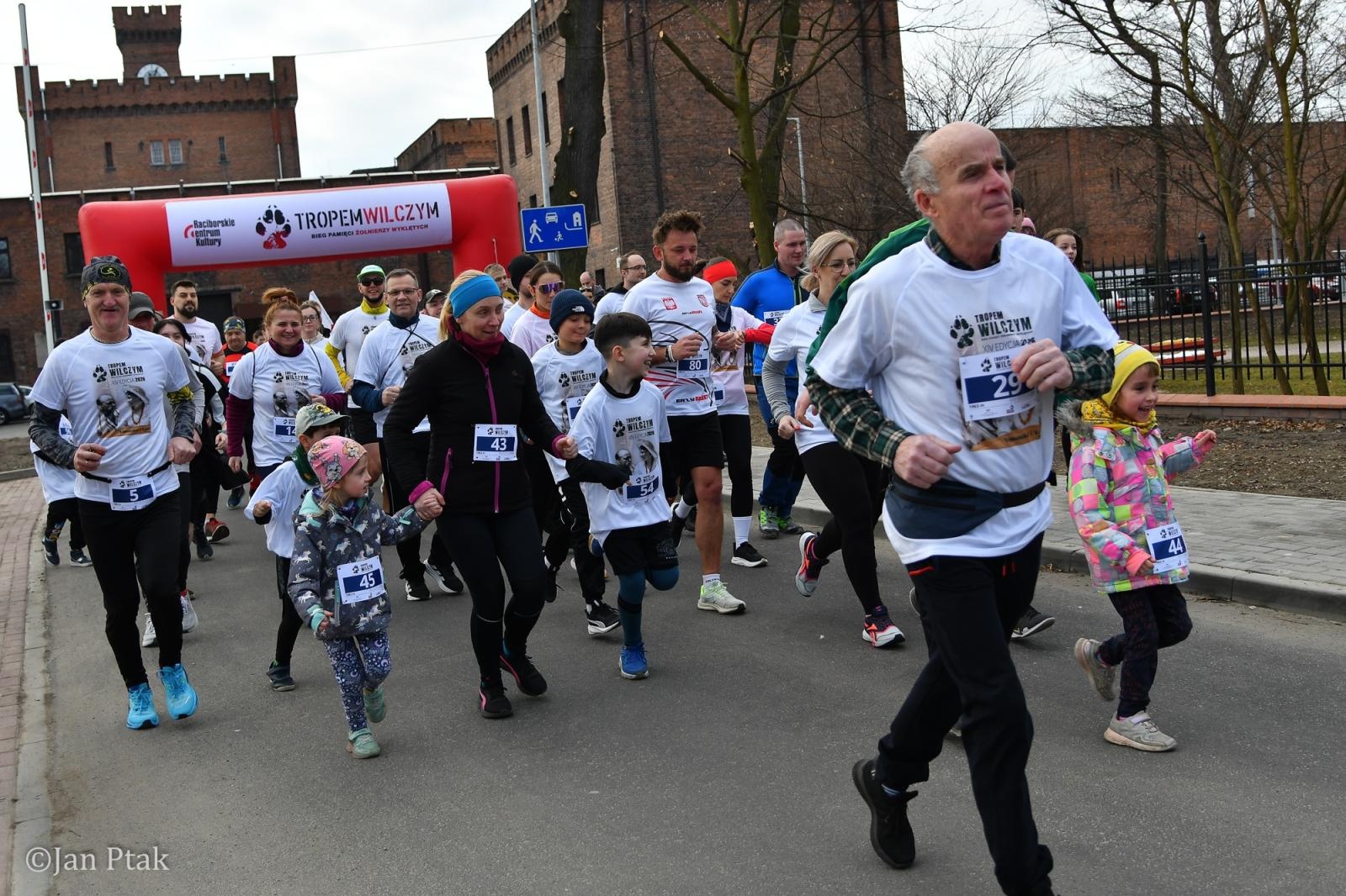 Zdjęcie w galerii na portalu naszraciborz.pl: Blisko 100 uczestników na starcie XIV Biegu Tropem Wilczym w Raciborzu wiadomości z regionu