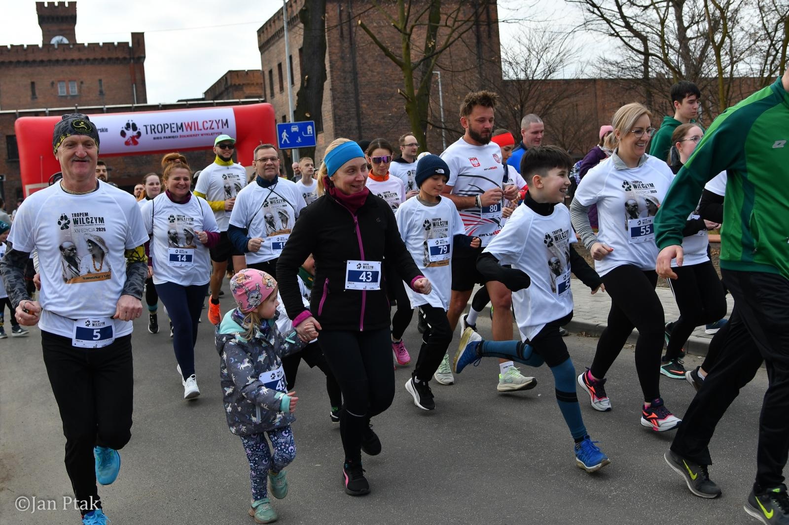 Zdjęcie w galerii na portalu naszraciborz.pl: Blisko 100 uczestników na starcie XIV Biegu Tropem Wilczym w Raciborzu wiadomości z regionu
