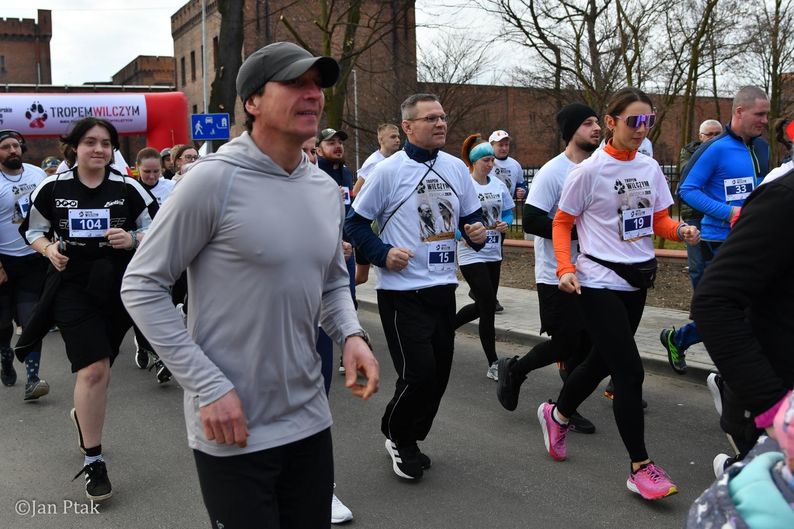 Zdjęcie w galerii na portalu naszraciborz.pl: Blisko 100 uczestników na starcie XIV Biegu Tropem Wilczym w Raciborzu wiadomości z regionu