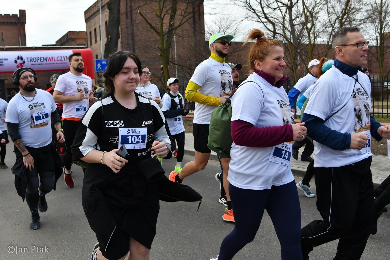 Zdjęcie w galerii na portalu naszraciborz.pl: Blisko 100 uczestników na starcie XIV Biegu Tropem Wilczym w Raciborzu wiadomości z regionu