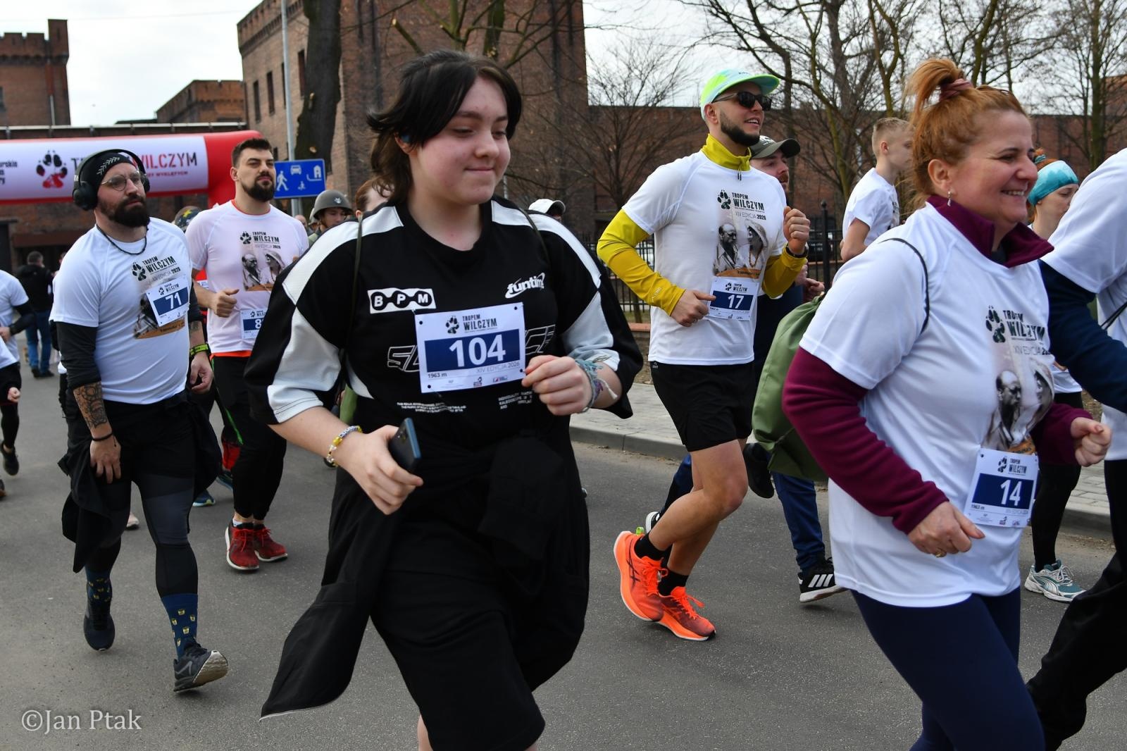 Zdjęcie w galerii na portalu naszraciborz.pl: Blisko 100 uczestników na starcie XIV Biegu Tropem Wilczym w Raciborzu wiadomości z regionu